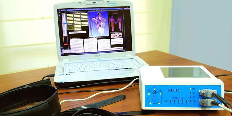 Equipo SCIO conectado a una computadora, sobre una mesa