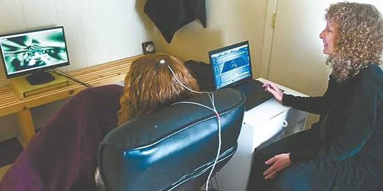 Sesión con equipo tecnológico y computadora dentro del centro